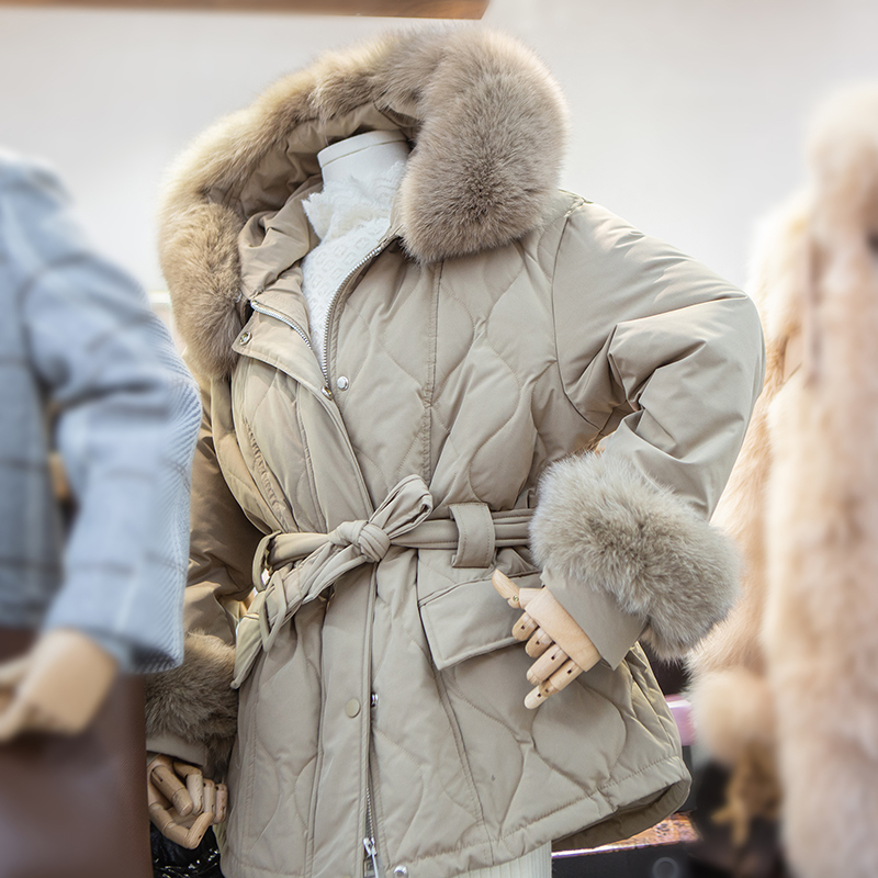 羽绒服女系带显瘦狐狸毛袖白鸭绒