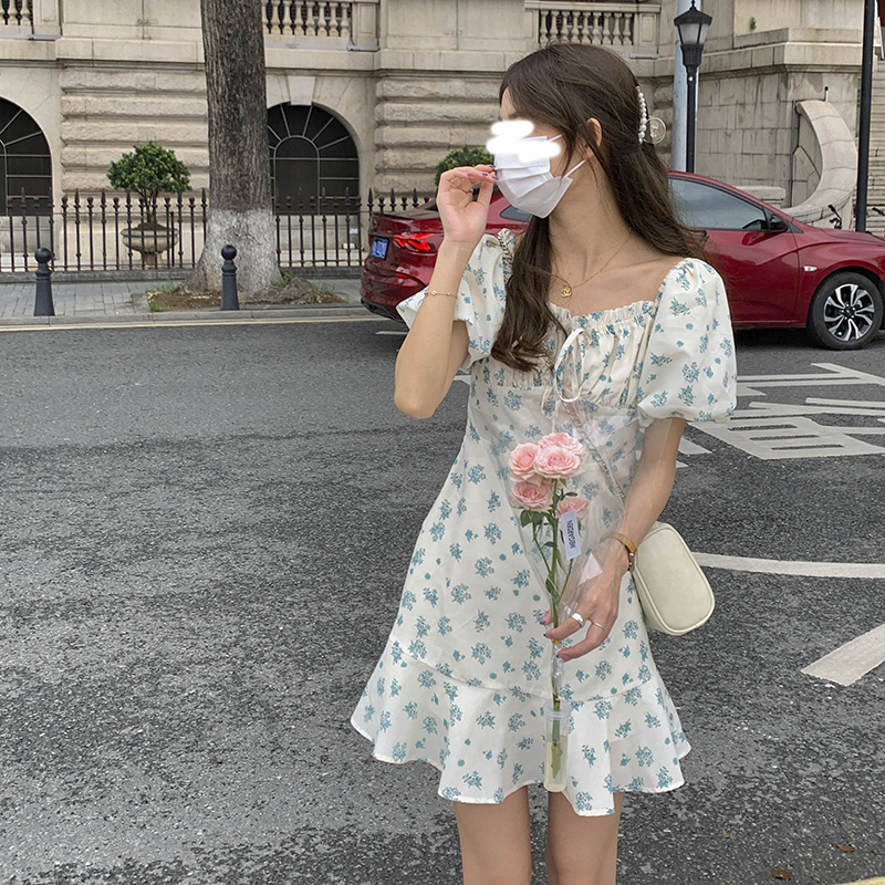 清新少女碎花连衣裙女法式方领泡泡袖桔梗裙小个子