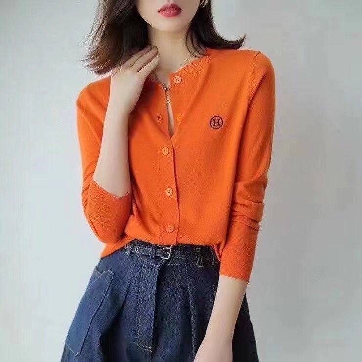 微宽松圆领单排扣长袖毛衣