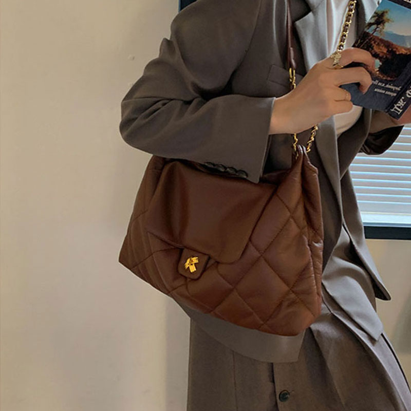 新款单肩腋下秋冬小众休闲时尚简约菱格百搭链条女斜挎包