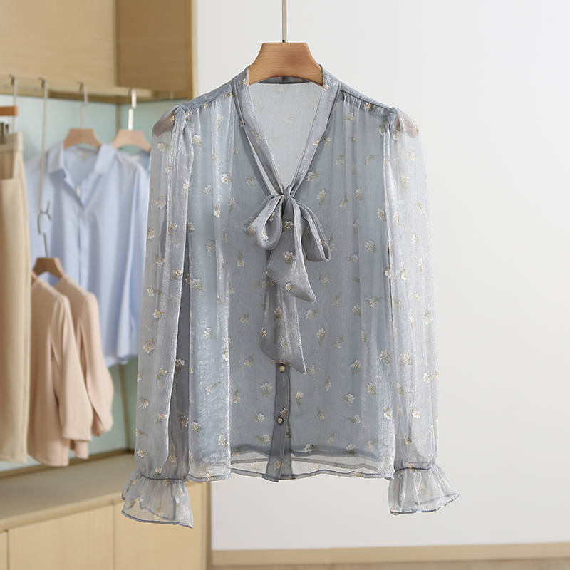 印花薄款系带领宽松长袖衬衫流行色彩