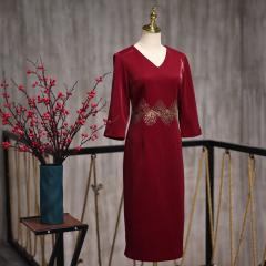 新款喜妈妈婆婆高贵婚宴旗袍礼服V领酒红色中长款