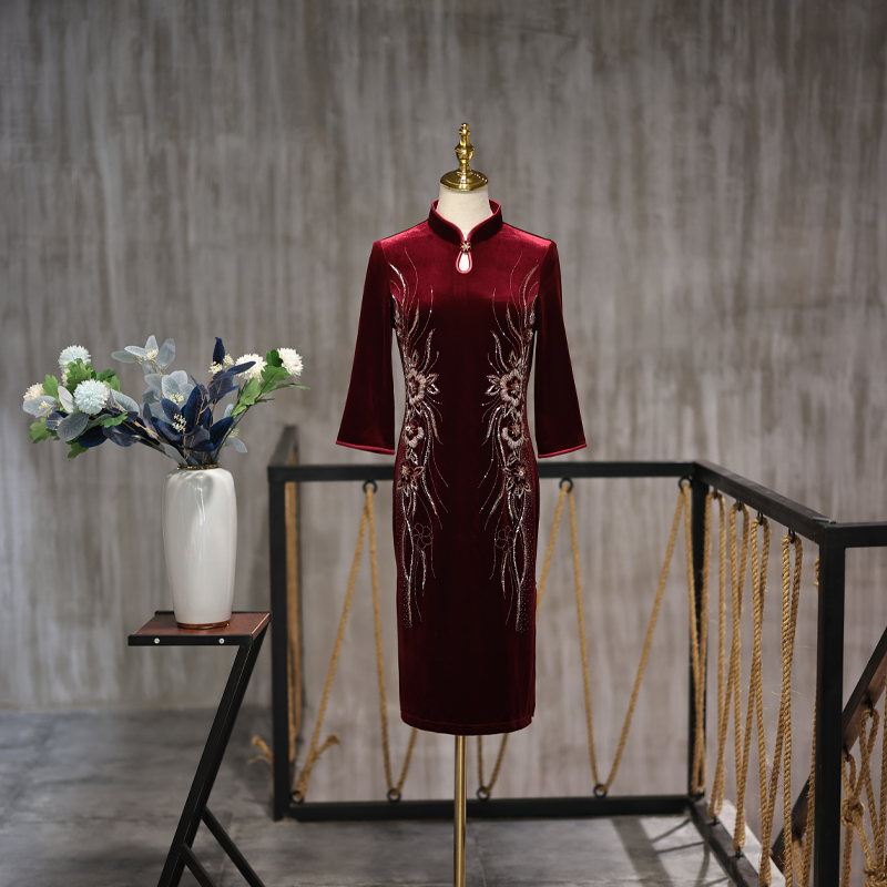冬季新款小个子妈妈结婚礼服金丝绒高贵水滴领旗袍