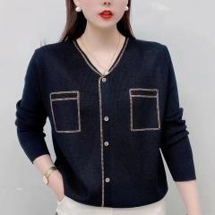 春季镶钻V领单排扣针织女T恤