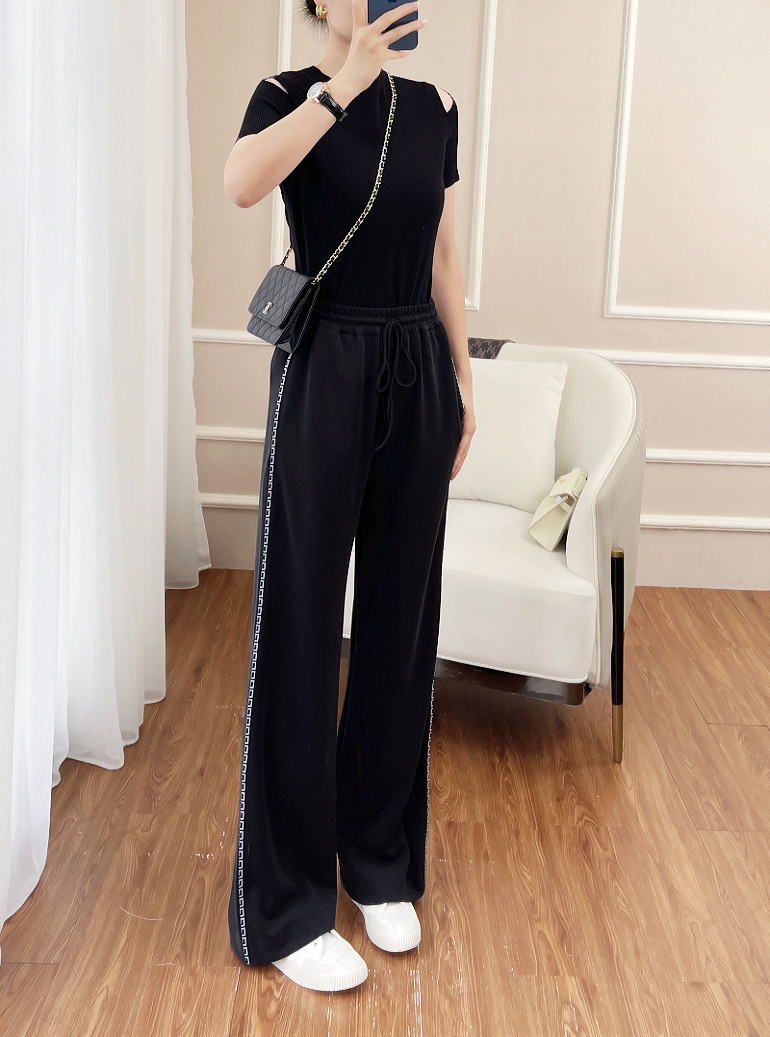 自然垂顺 显高显瘦 不挑人 侧拼符 直筒休闲长裤