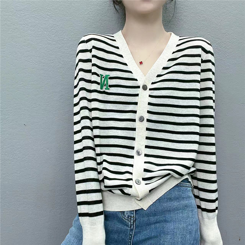 春新品V领细羊毛小众单排扣条纹长袖小衫女