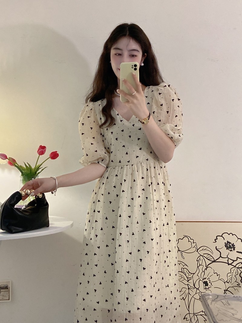 法式浪漫爱心V领显瘦连衣裙女胖mm泡泡袖甜美减龄裙子夏