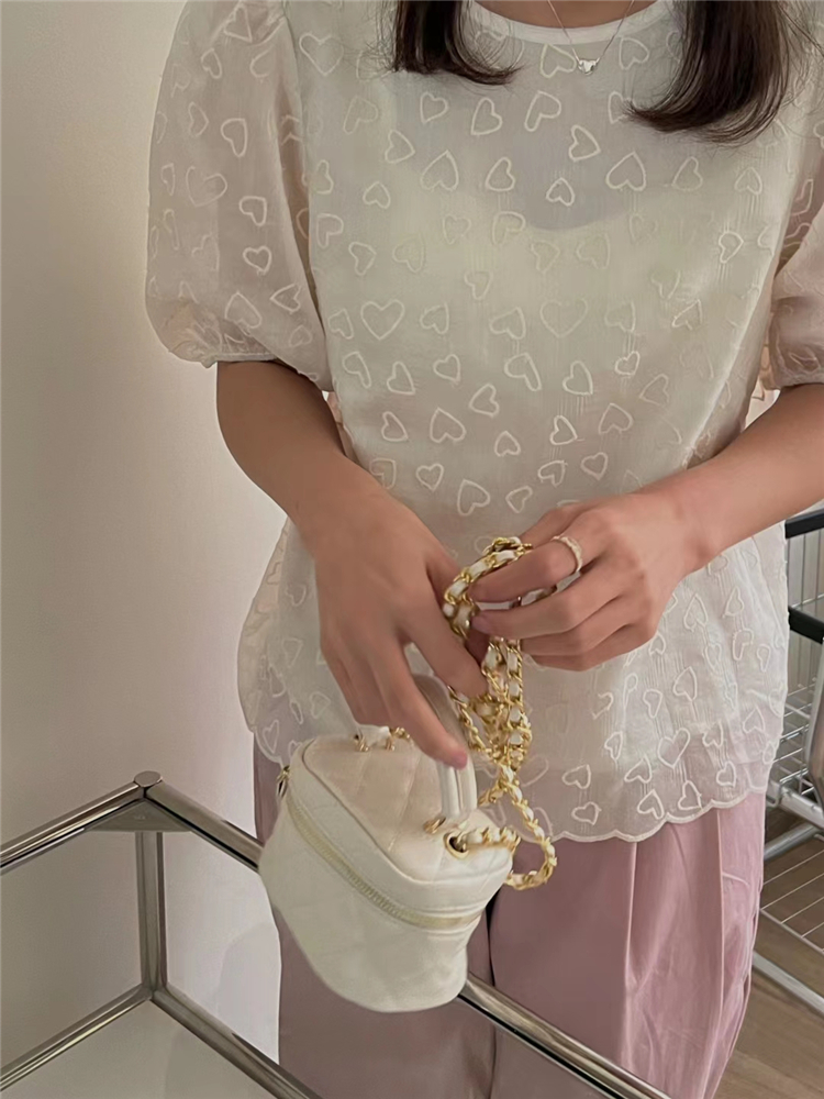 欧洲站镂空爱心刺绣衬衫女夏季法式设计感泡泡袖韩版漏背上衣