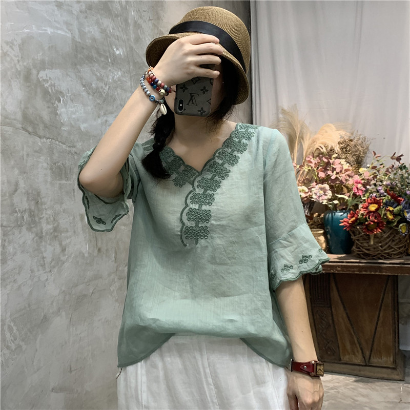 高端苎麻刺绣T恤女短款夏季新款复古文艺宽松V领五分袖女士上衣