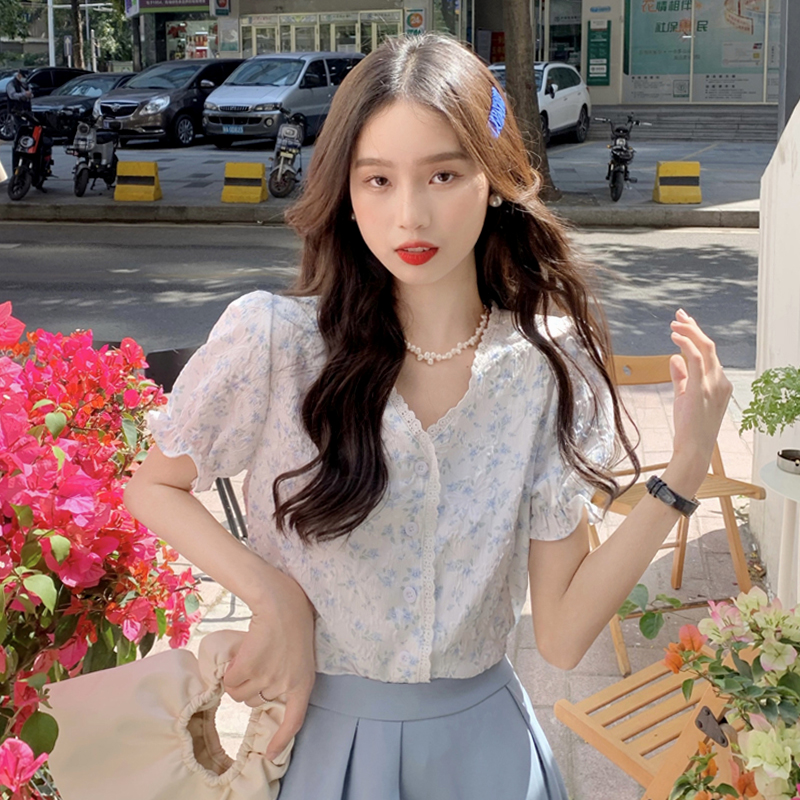 V领泡泡袖碎花衬衫女装夏季新款设计感小众甜美别致短款上衣
