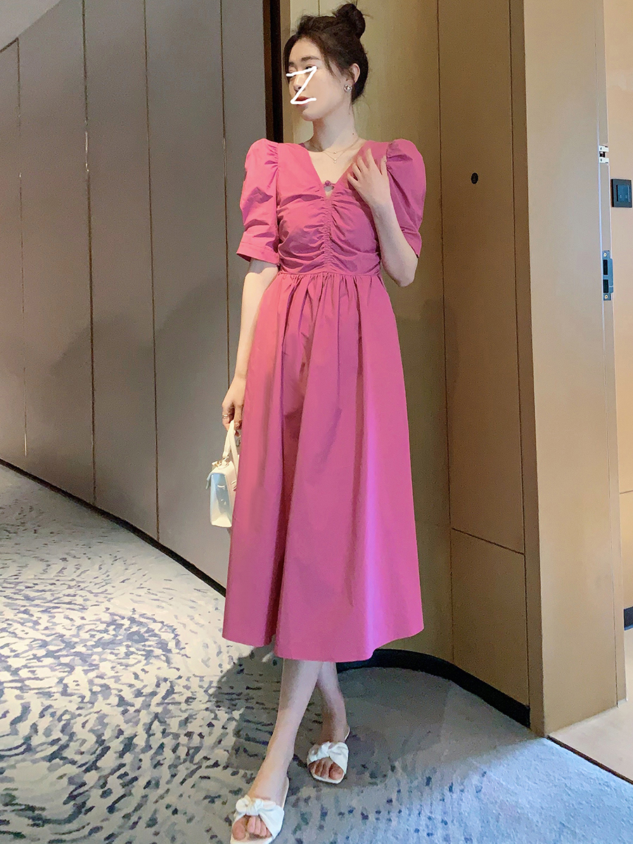 夏季新款法式复古粉色连衣裙女温柔风别致泡泡袖V领气质长裙