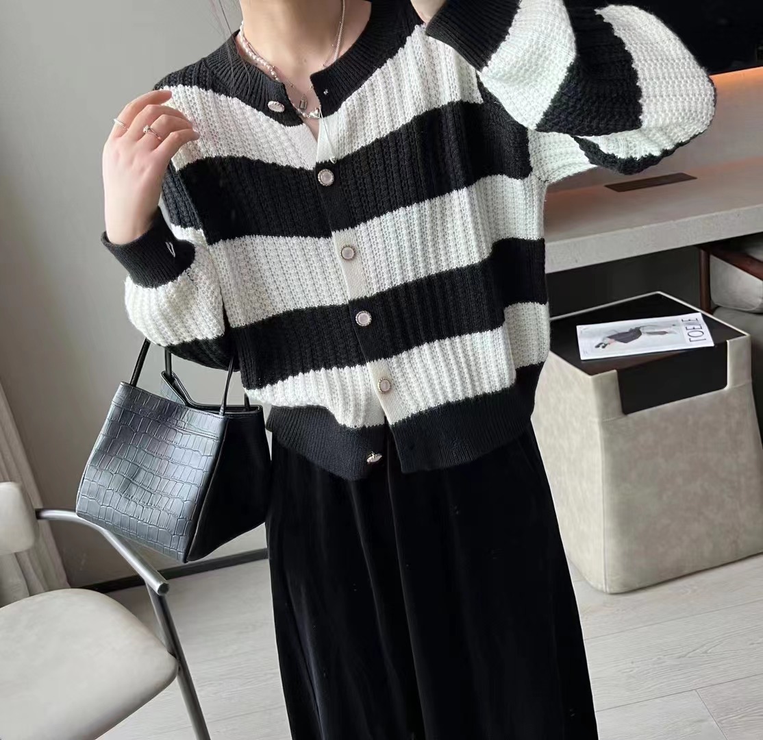 甜美小香风圆领珍珠扣针织开衫女秋季新款短款纯色简约百搭毛衣